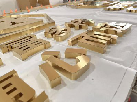 绥德拉丝不锈钢字的特点。